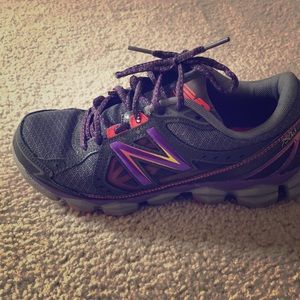 Women’s size 7 new balance running shoes 750v3